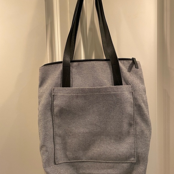 Everlane Handbags - Everlane canvas tote w/leather handles